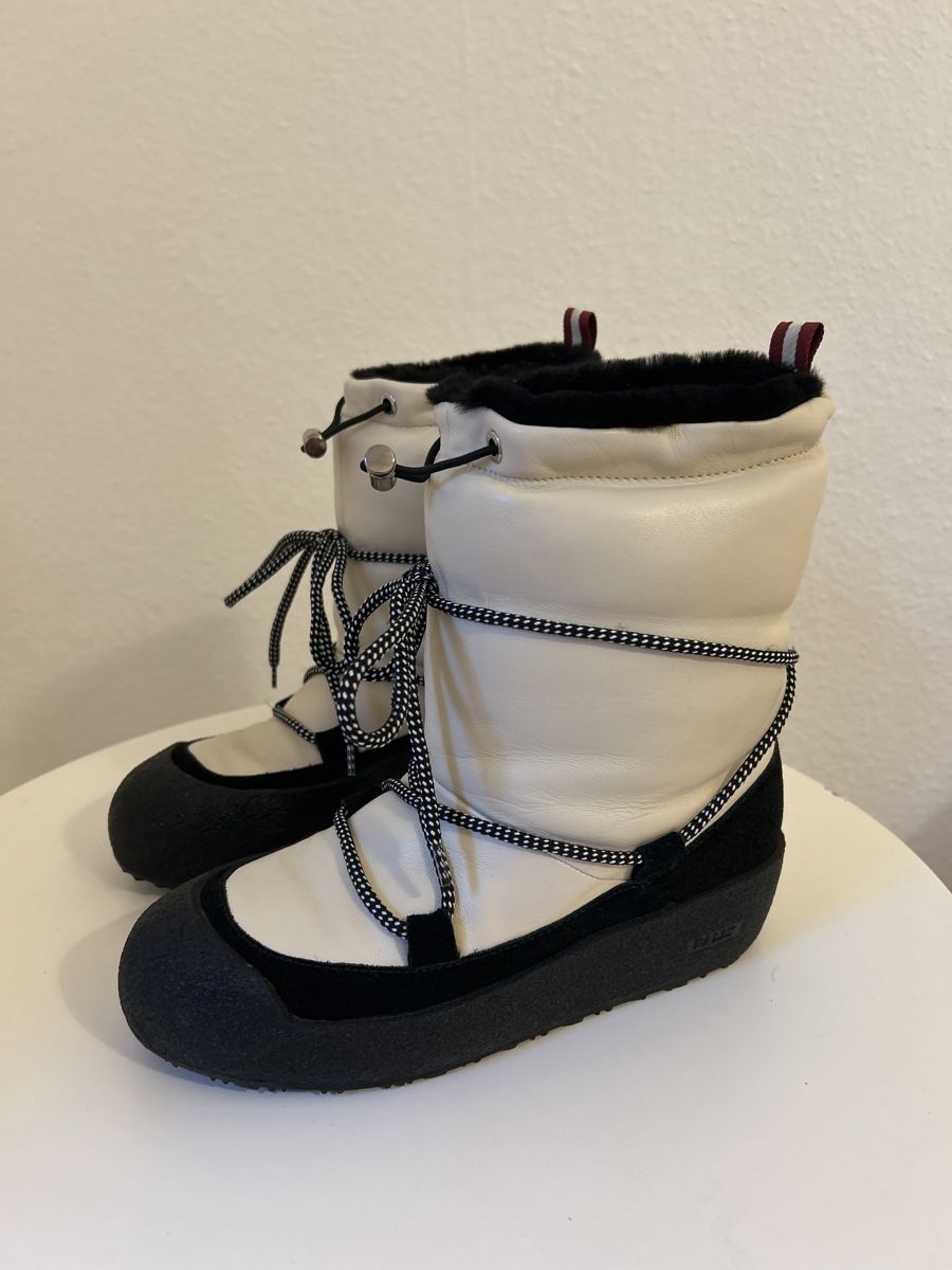 Bally Damenschuhe: White leather Bally boots lined with fur in size 37 – Neu und originalverpackt aus Genève von TreasureChest 1
