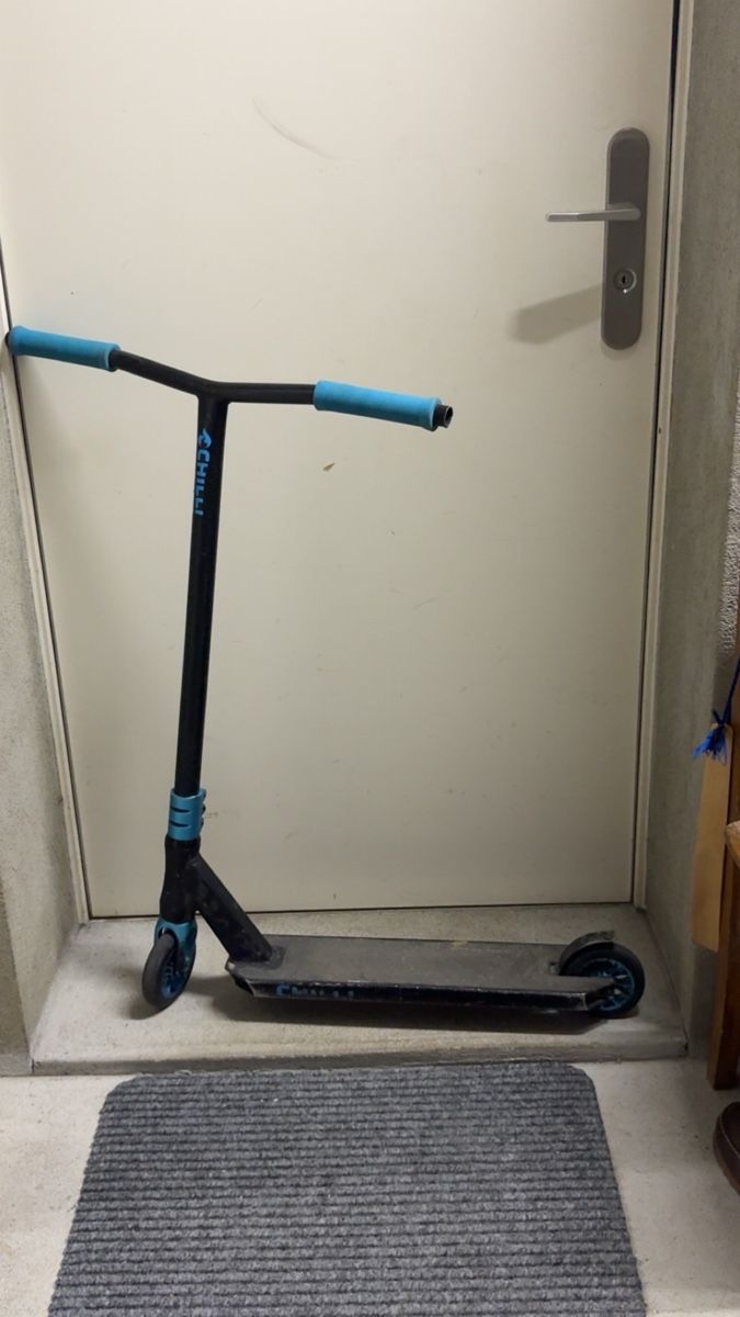 Chilli Kickboard: SCHWARZER CHILI SCOOTER – Gebraucht aus Flawil von batsa