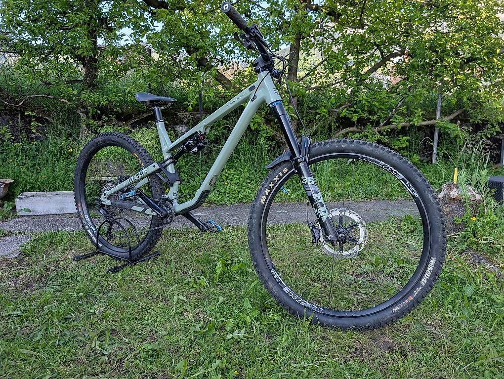 Commencal Biciclette: Commencal Meta AM 29 Essential 2021 – Usato da Schwyz venduto da Bossgi