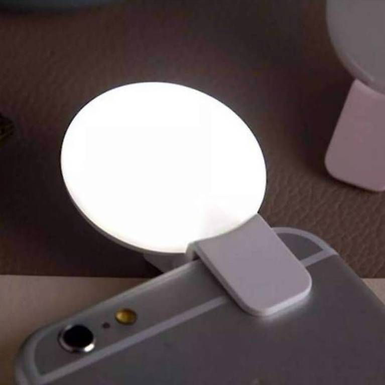 Telefoni cellulari / Smartphones: lumière téléphone Android apple selfie caméra 12.- – Usato da Estavayer-le-Lac venduto da Equinox8
