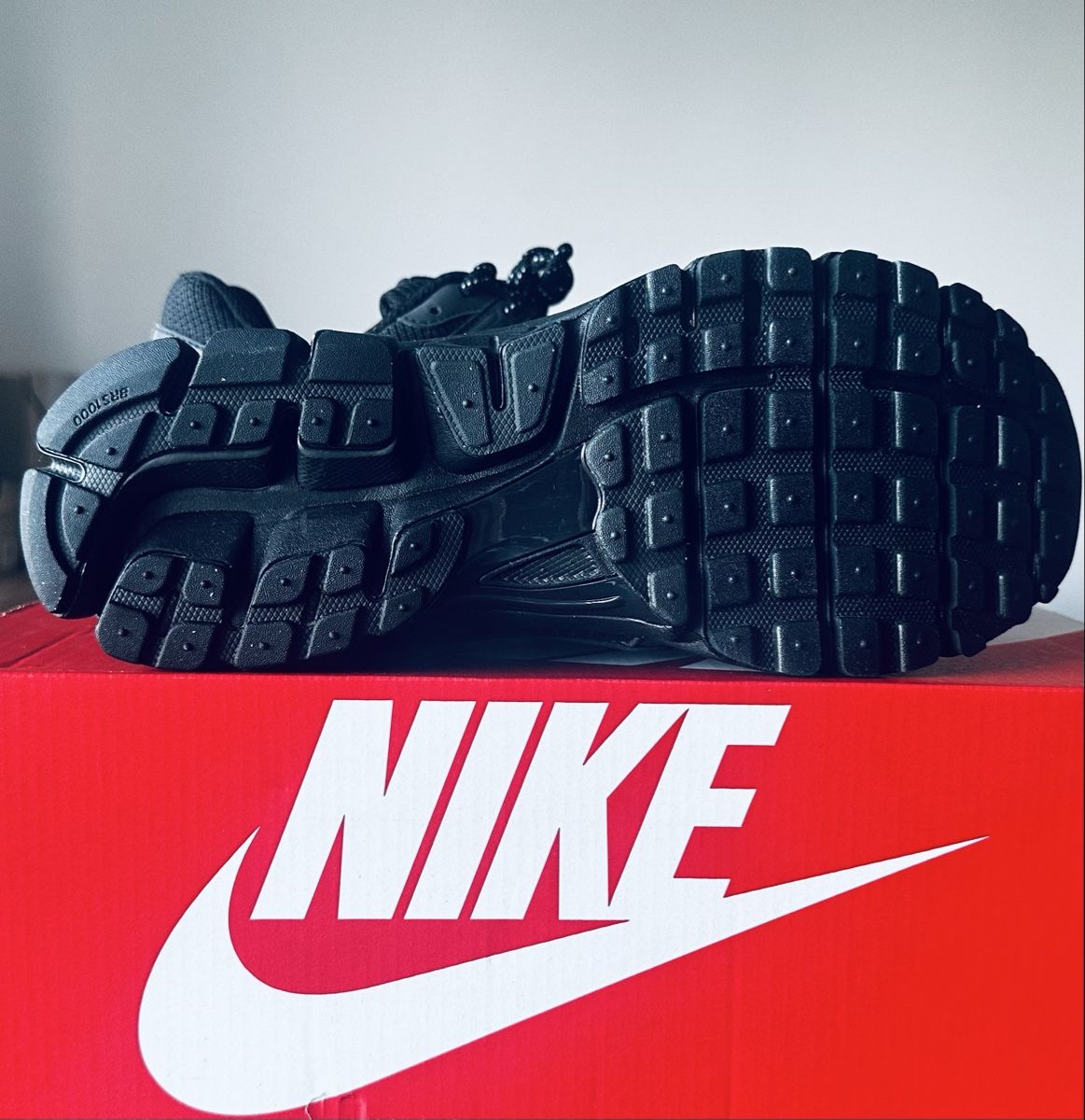 Nike Scarpe da uomo: Nike Vomero 5 Black – Nuovo e nell'imballaggio originale da Biel/Bienne venduto da Akwawini 4
