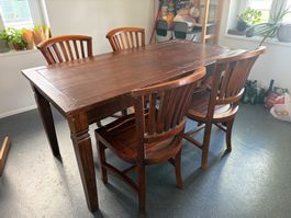 Vintage Holztisch mit vier massiven Stühlen