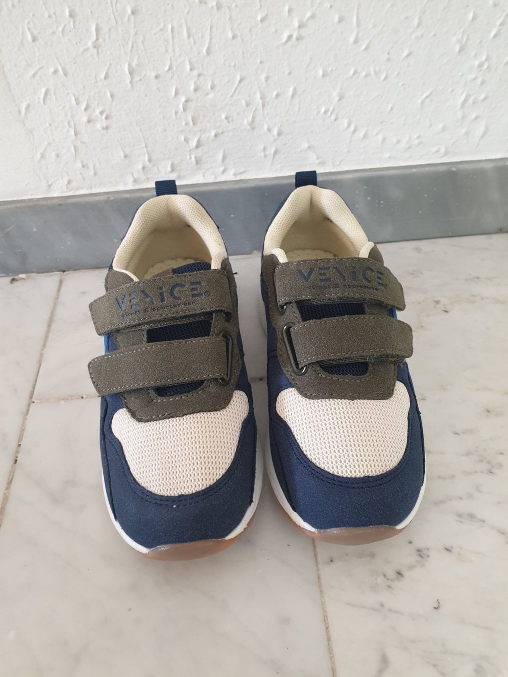 Schuhe für Jungen: Turnschuhe Grösse31 – Gebraucht aus Unterengstringen von Ypsilony