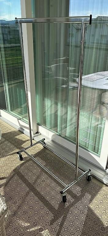 Sonstige Dekorationen & Accessoires: Kleiderständer aus Metall mit eisernen Kleiderbügel – Gebraucht aus Steffisburg von lar_r2c8