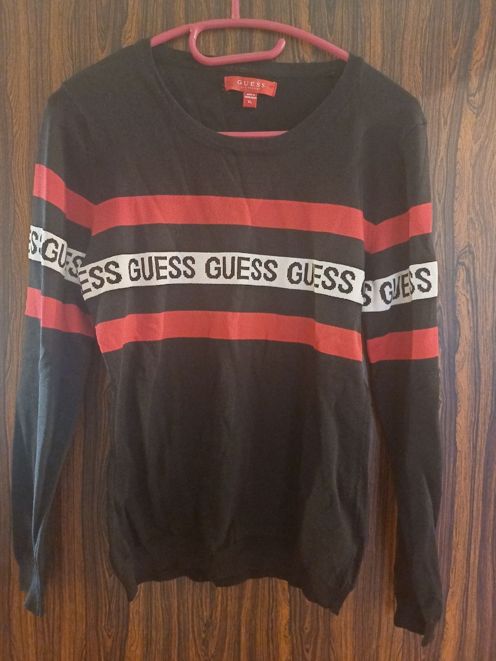 Guess Maglioni & Felpe: Guess Pullover schwarz rot gestreift Grösse XL – Usato da Ostermundigen venduto da Loulilou86