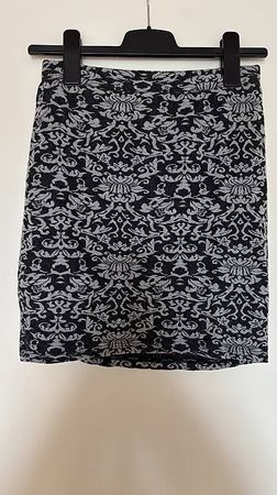 Schwarz-grauer Rock mit ornamentalem Muster 38
