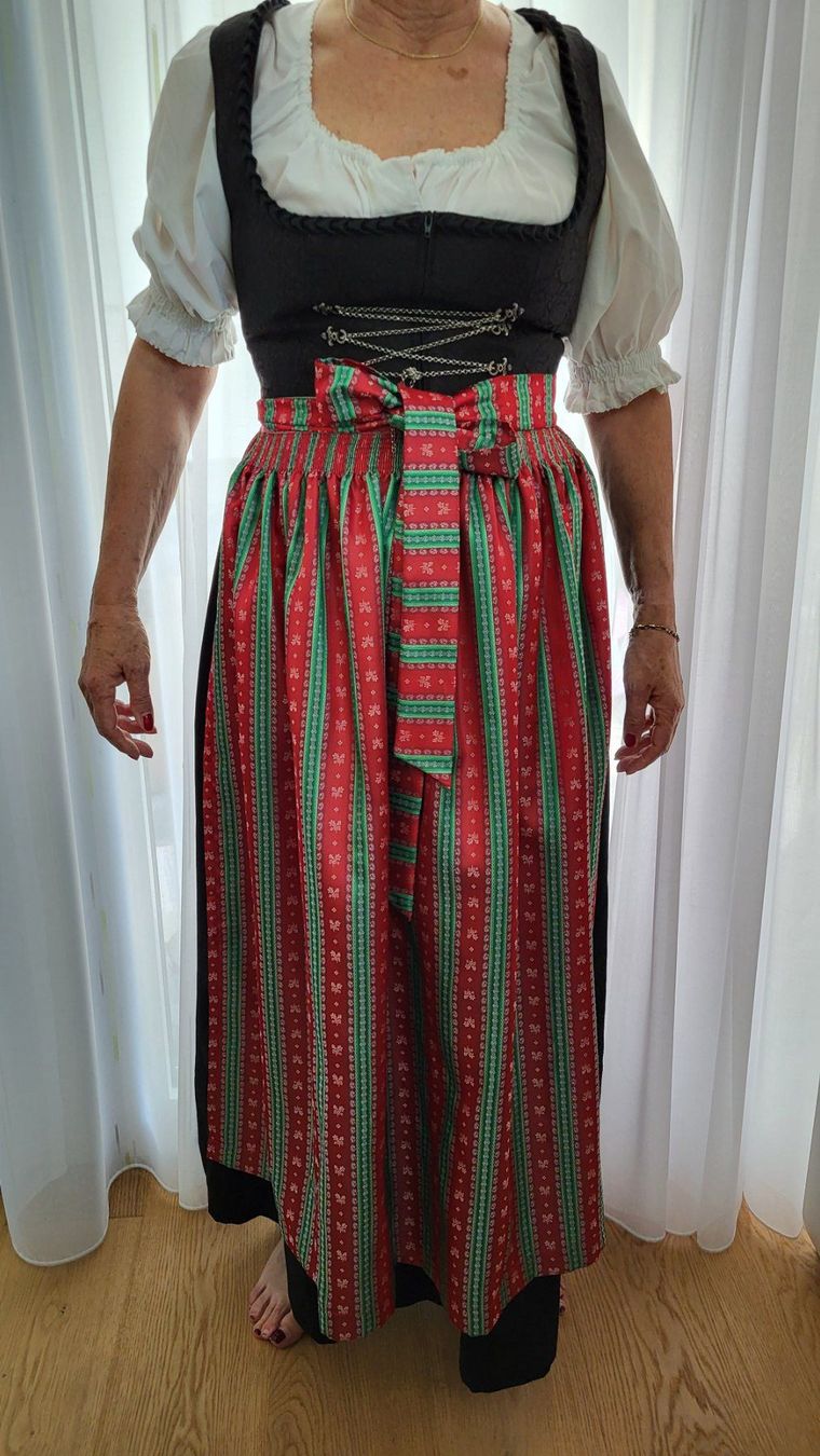 Kleider: Wunderschönes Dirndl, traditionell, Grösse 40, Top Zustand – Gebraucht aus Trin Mulin von jerb