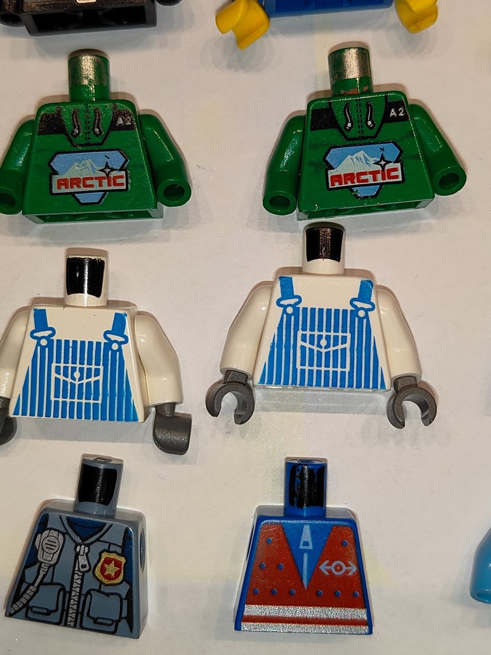 Lego Kit di costruzioni: Legofigurenteile  verschiedene Oberkörper, teils mit arm/E21 – Usato da St. Gallen venduto da Bisaknosp 4