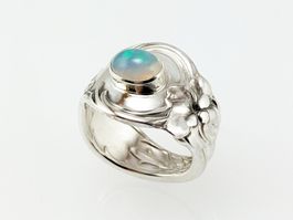 Silberring aus der Jugendstil Epoche mit hellblauem Opal