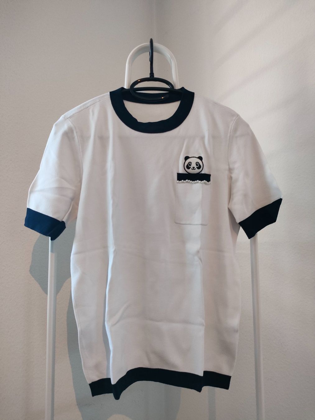 T-shirts: Klassisches T-Shirt mit Panda Muster und Kunstperlen – Neuf (Voir description) à Dietikon par MJ_Sporting