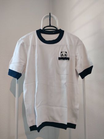 Klassisches T-Shirt mit Panda Muster und Kunstperlen