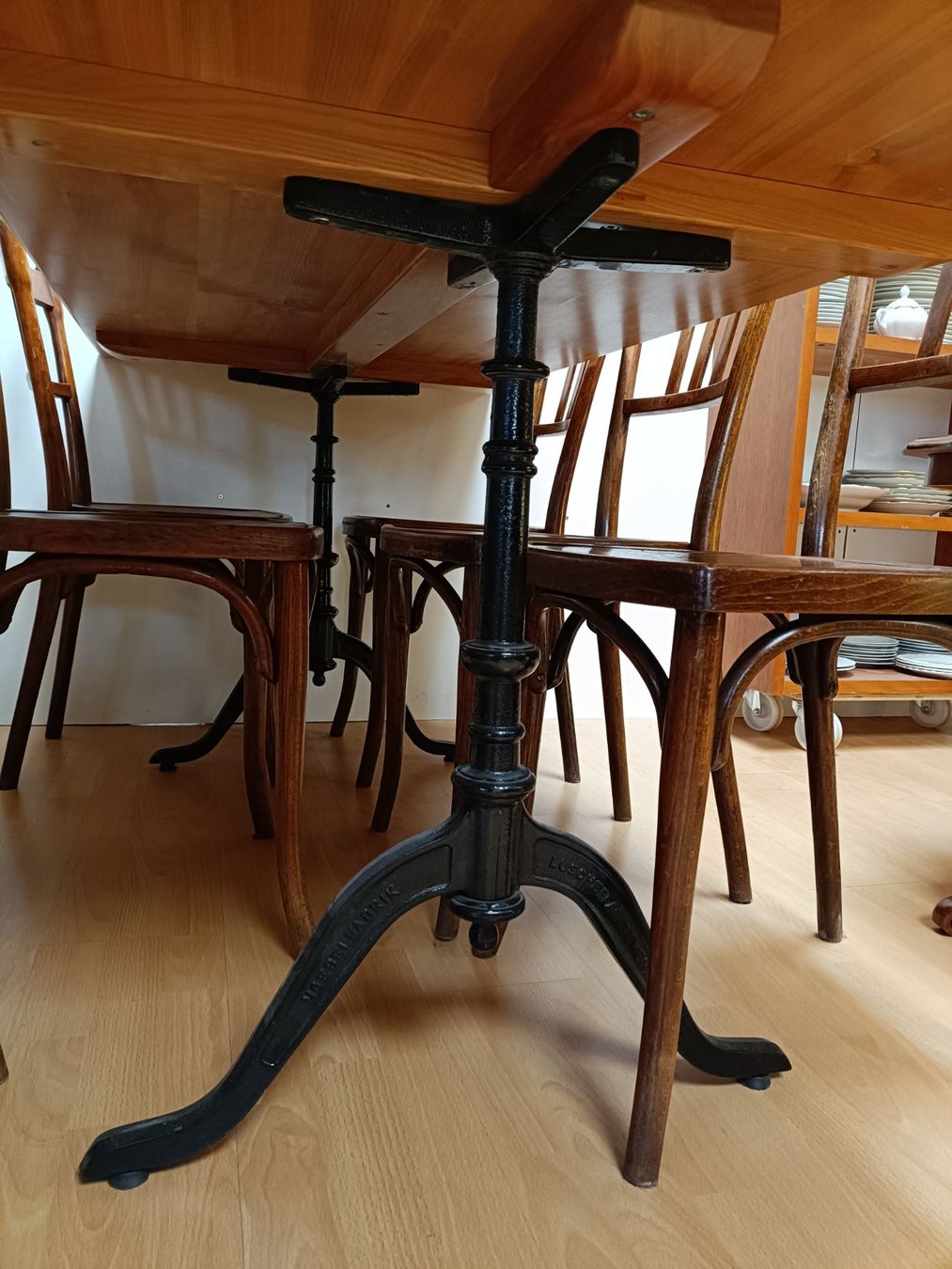 Tavoli: Holztisch mit Gussfüssen – Nuovo (secondo la descrizione) da Köniz venduto da Brockenreich 5