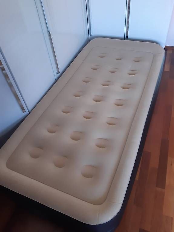Letti: Luftbett / Lit  Gonflable – Usato da Aegerten venduto da Simplon56