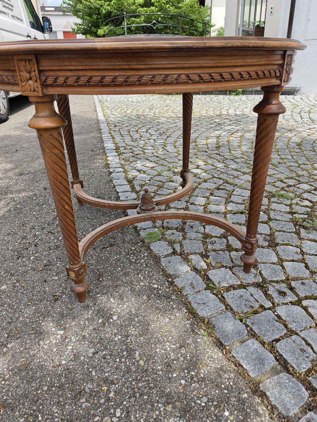 Tavoli: Antiker Nussbaum Rundtisch mit Schnitzereien,  – Usato da Mettlen venduto da elios0888 1