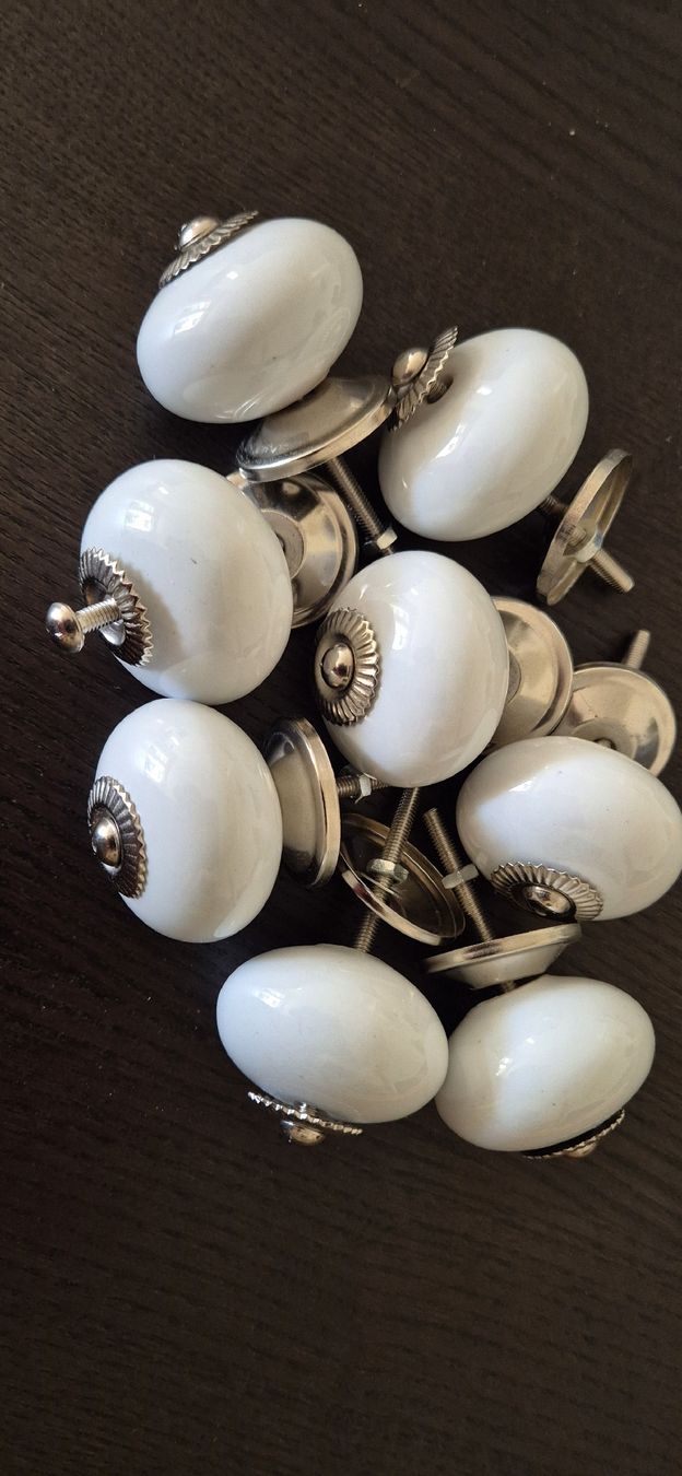 Eisenwaren: 8 Keramik Knöpfe Weiss Metall – Neu (gemäss Beschreibung) aus Oftringen von Moggi01