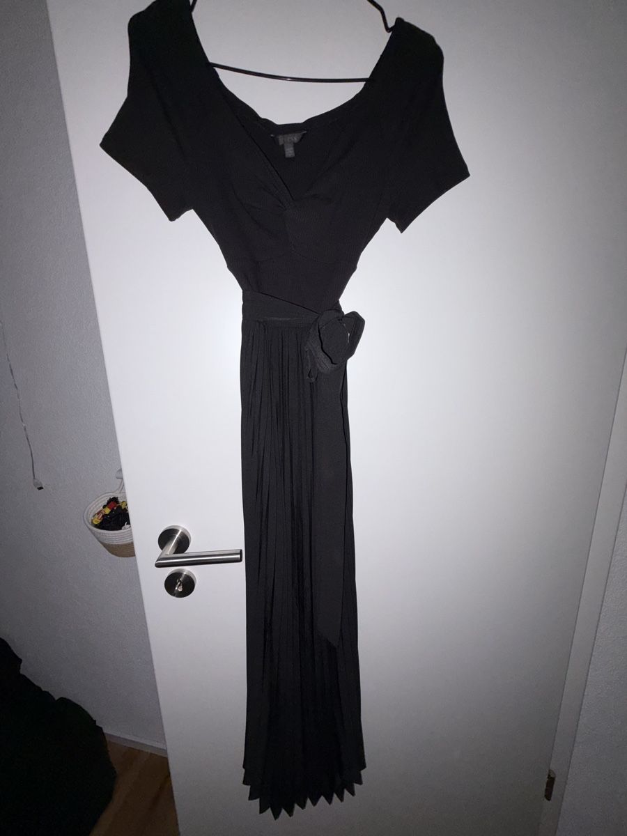 Guess Vestiti: Guess Schwarzes Maxikleid mit Gürtel, Grösse S – Usato da Rorschach venduto da rom_h9v7