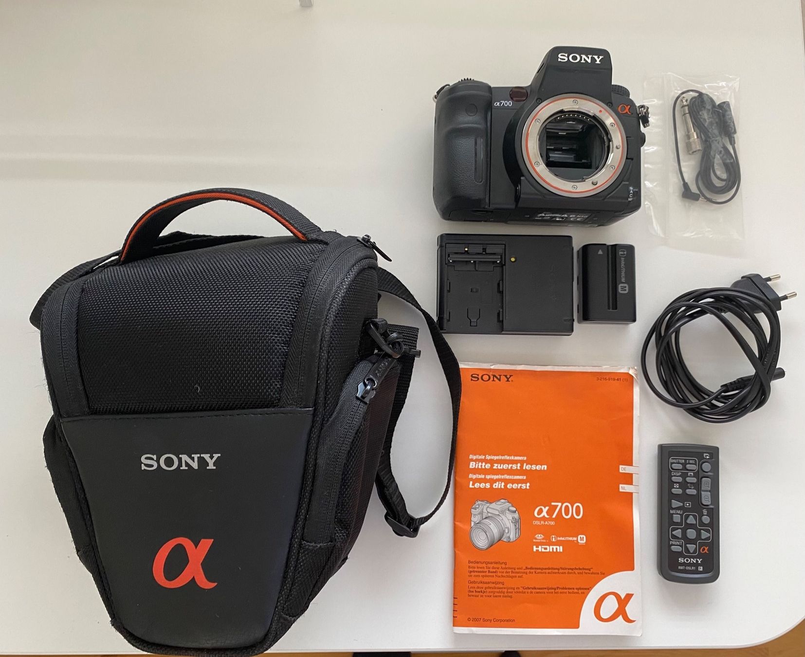 Sony Fotocamera: Sony Alpha 700 inkl. Objektiv, Blitzgerät und Stativ – Usato da Baar venduto da Jibi79