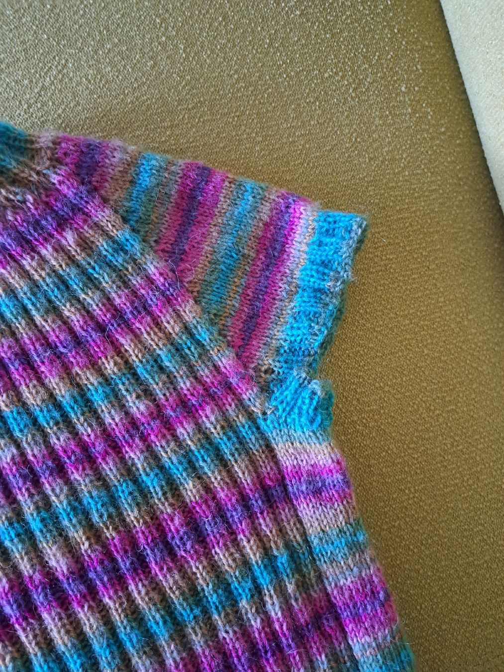 Maglioni & Felpe: Handgestrickter Pullunder gestreift Grösse ca. M neu – Nuovo (secondo la descrizione) da Näfels venduto da Haegli 3