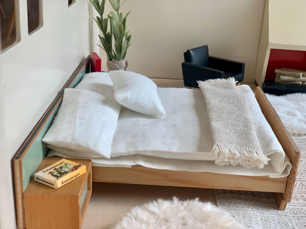 Harayaa Puppenhaus Bett 1:12 – Doppelbett Aus Eisenstoff, Handgefertigt, 16,5x11,9x14 Cm, Europäischer Stil, DIY Deko Für Schlafzimmer, Wohnzimmer & Co.