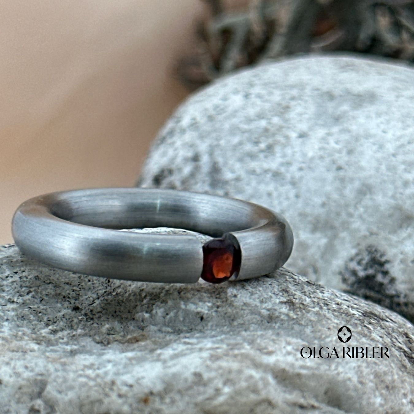 Olga Ribler Ringe: Edelstahl Pneu Ring mit Granate Ringgrösse 50 – Neu (gemäss Beschreibung) aus Luzern von Schmuckoutlet 6