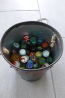 Sack voll Murmeln im Eimer, Vintage, Kinderspielzeug.