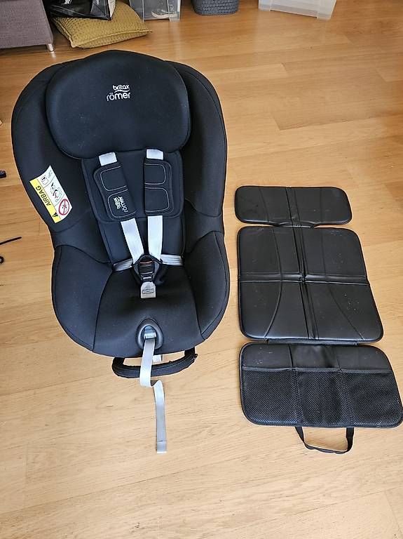 Seggiolini per auto: Britax Römer Dualfix 2R mit Schutzmatte – Usato da Zürich venduto da vintonsen