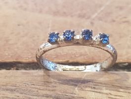 Ring Gliederring silberfarben, 4 blaue Steinchen, verstellb.