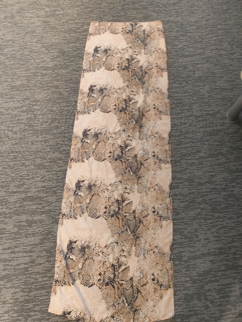 Foulard & Sciarpe: Schlangenmuster Foulard 170x60cm – Usato da Starrkirch-Wil venduto da mar_2rqn