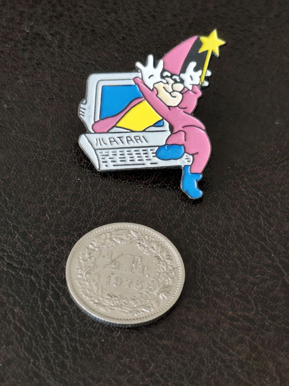 Placchette & Badge: Ancien pins Atari / micro ordinateurs / retrogaming – Usato da Moléson-s-Gruyères venduto da Greg2707 1