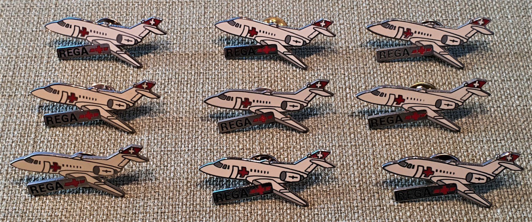 Spille & Fermagli: B015 - Pin Flugzeug  REGA Jet - je 2.- – Usato da Reinach BL venduto da Boston-Verkauf 2