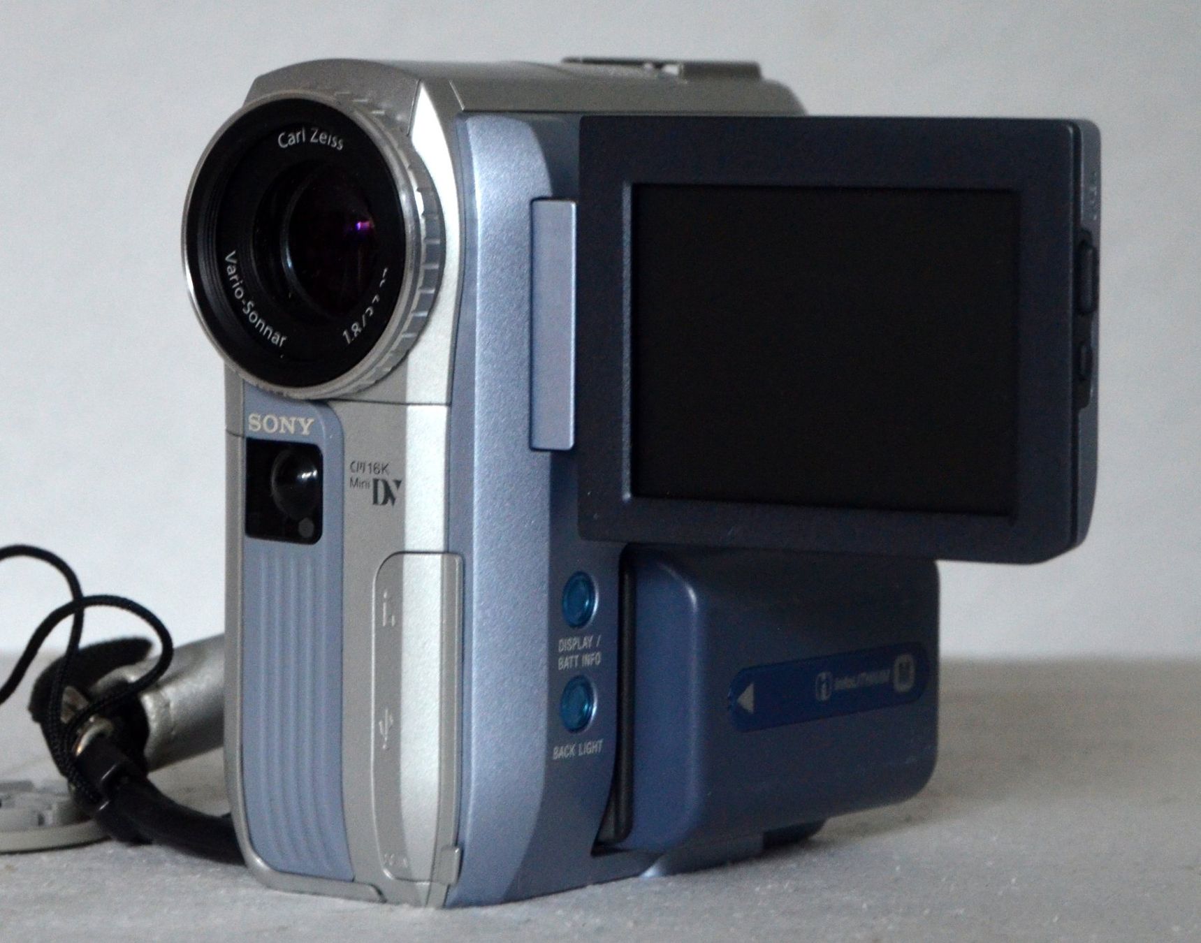 Sony Videocamere: Sony DCR-PC104E  Camcorder MiniDV caméscope – Usato da Collonges venduto da arashee 2