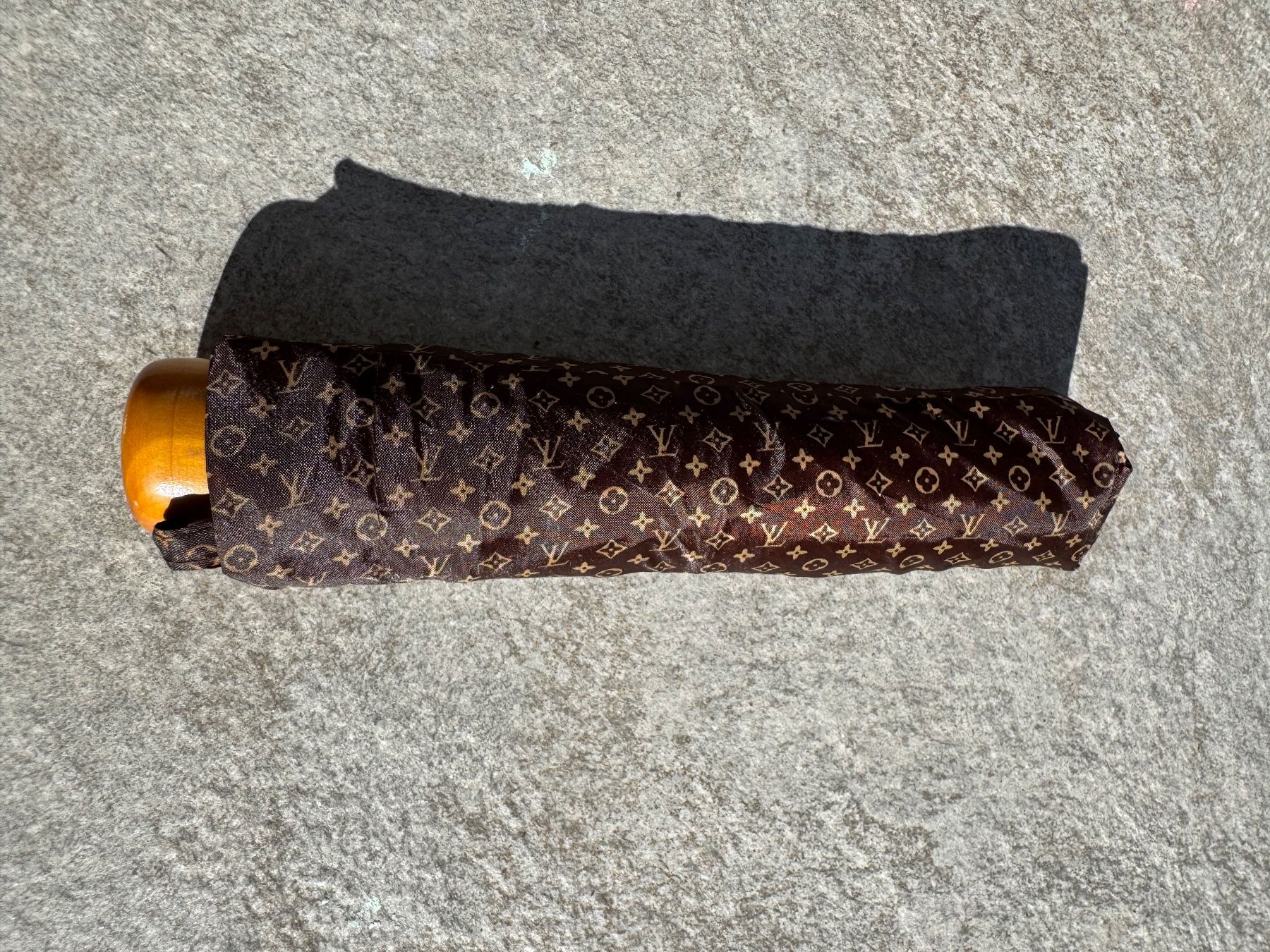 Regenschirme: Louis Vuitton Regenschirm - Knirps – Gebraucht aus Buchs SG von ema_j65m