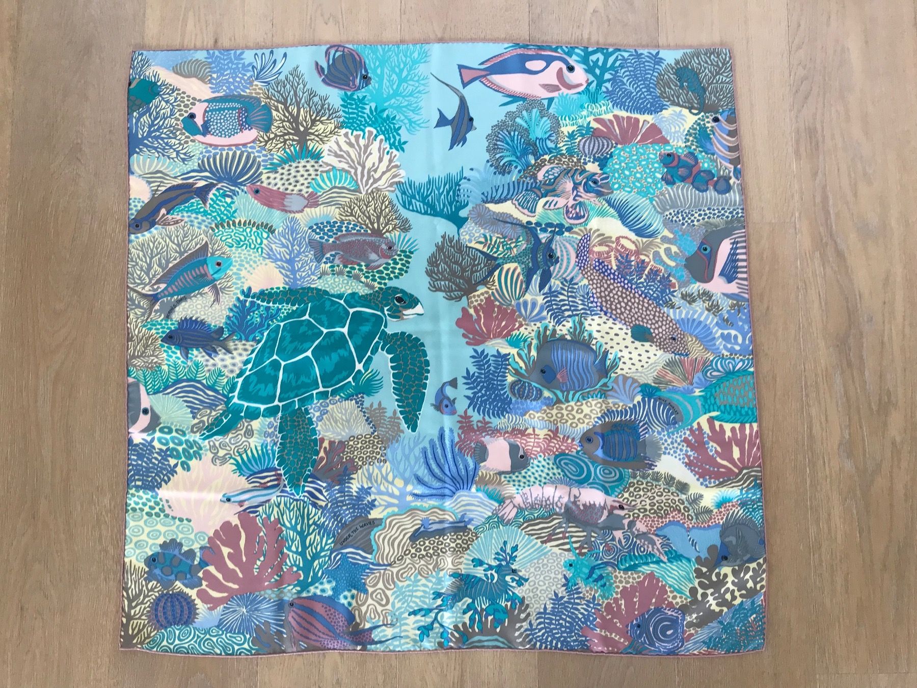 Hermès Foulards, Tücher & Schals: Hermès Seidentuch 90x90 UNDER THE WAVES 🌊 🐳🐠🐬 – Gebraucht aus Luzern von