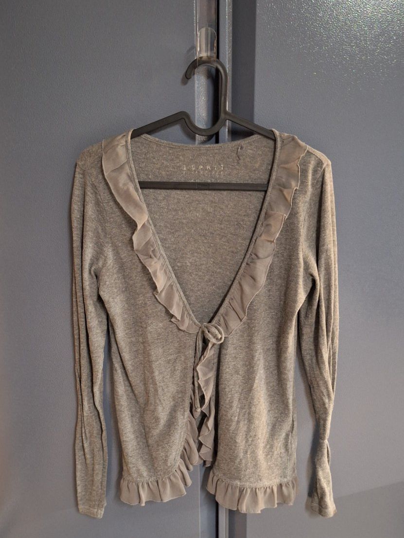 Esprit Jacken: Strickjacke Esprit grau mit Rüschen – Gebraucht aus Diessenhofen von str_p57p