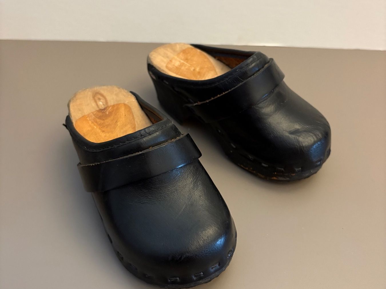 Schuhe für Jungen: Vintage Kinder Schuhe 22 Clogs Leder – Gebraucht aus Zürich von BeLene