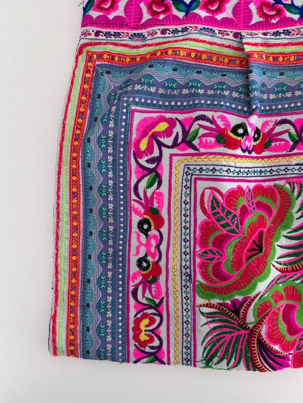 Taschen für Damen: Colorful Embroidered Bag with Pompoms – Gebraucht aus St. Gallen von look-twice 1