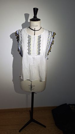 Top Zara blanc, broderie florale - Taille M