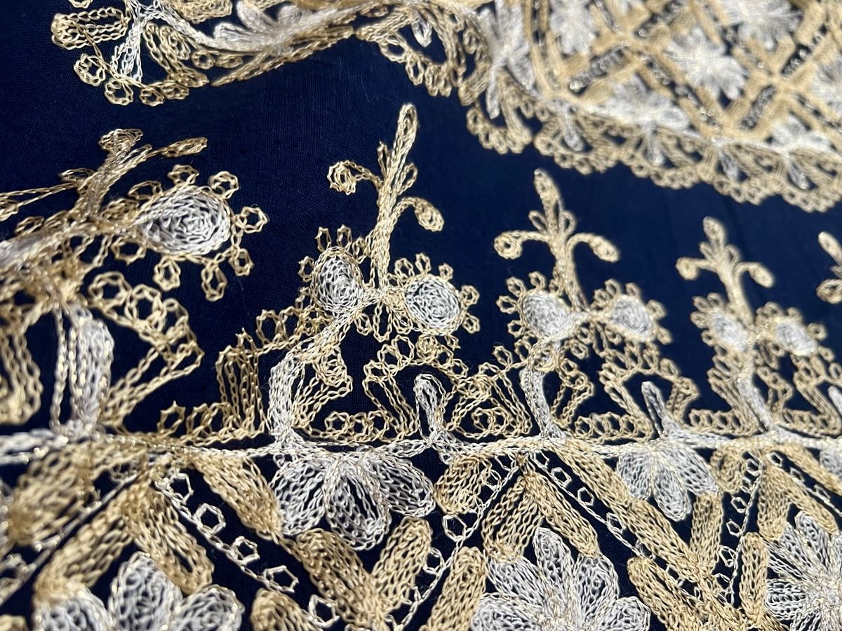 Sonstige Tischwäsche: Superbe Nappe Indienne Brodée Or Argent Style Oriental Boho  – Neu (gemäss Beschreibung) aus Genève von DELIRBEADS 5