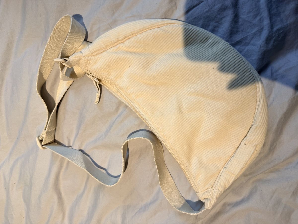 Uniqlo Borse: Uniqlo Runde Mini Schultertasche – Nuovo (secondo la descrizione) da Oberwil-Lieli venduto da moderngirl 1