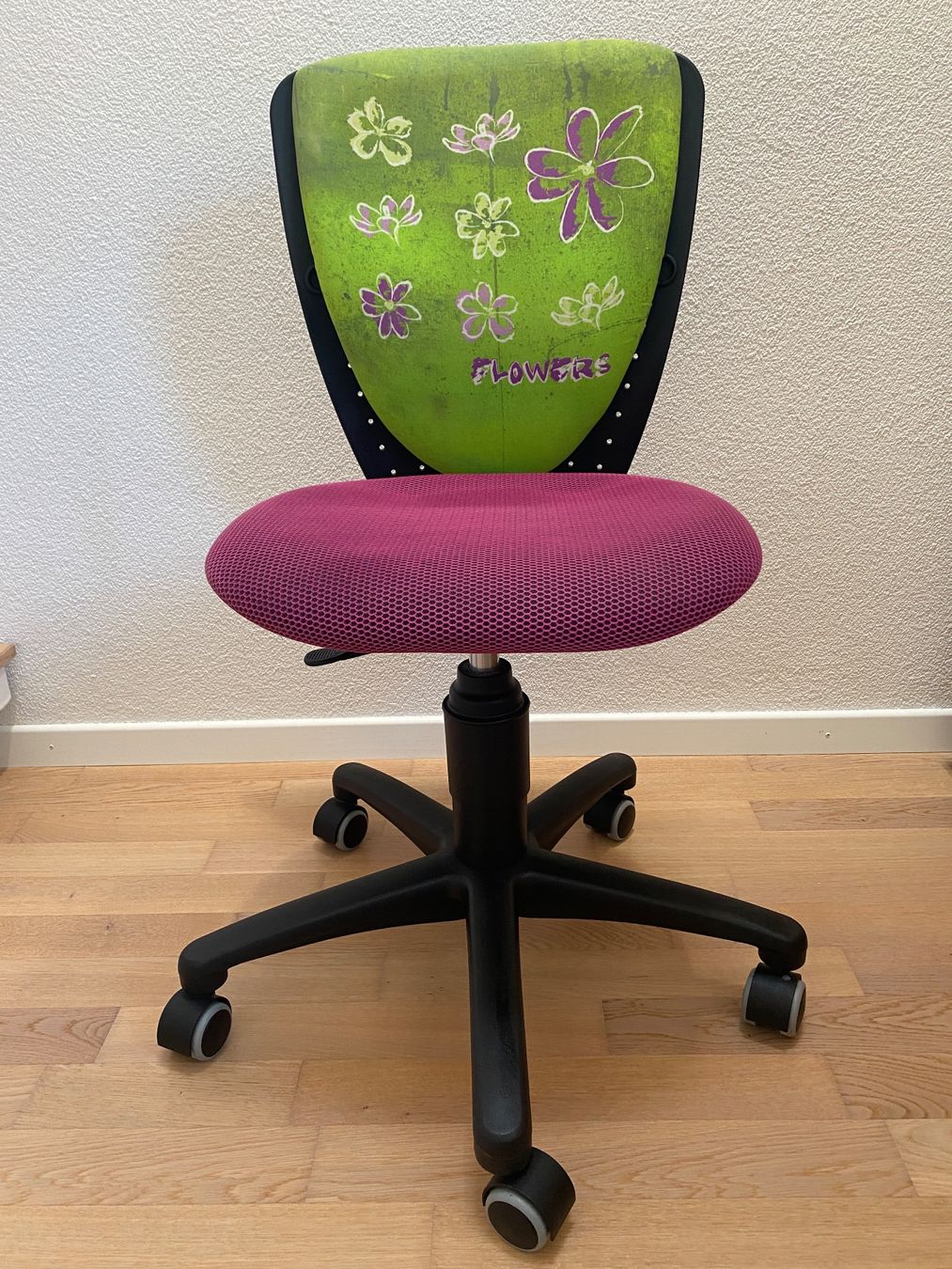 Micasa Sedie: Kinder-Bürostuhl drehbar mit Blumenmuster – Usato da Gutenswil venduto da relient-k