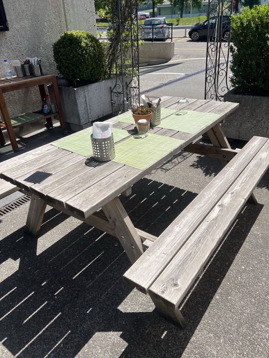 Tavoli: Gartentische mit Bänken aus Holz, – Usato da Dübendorf venduto da Troggy
