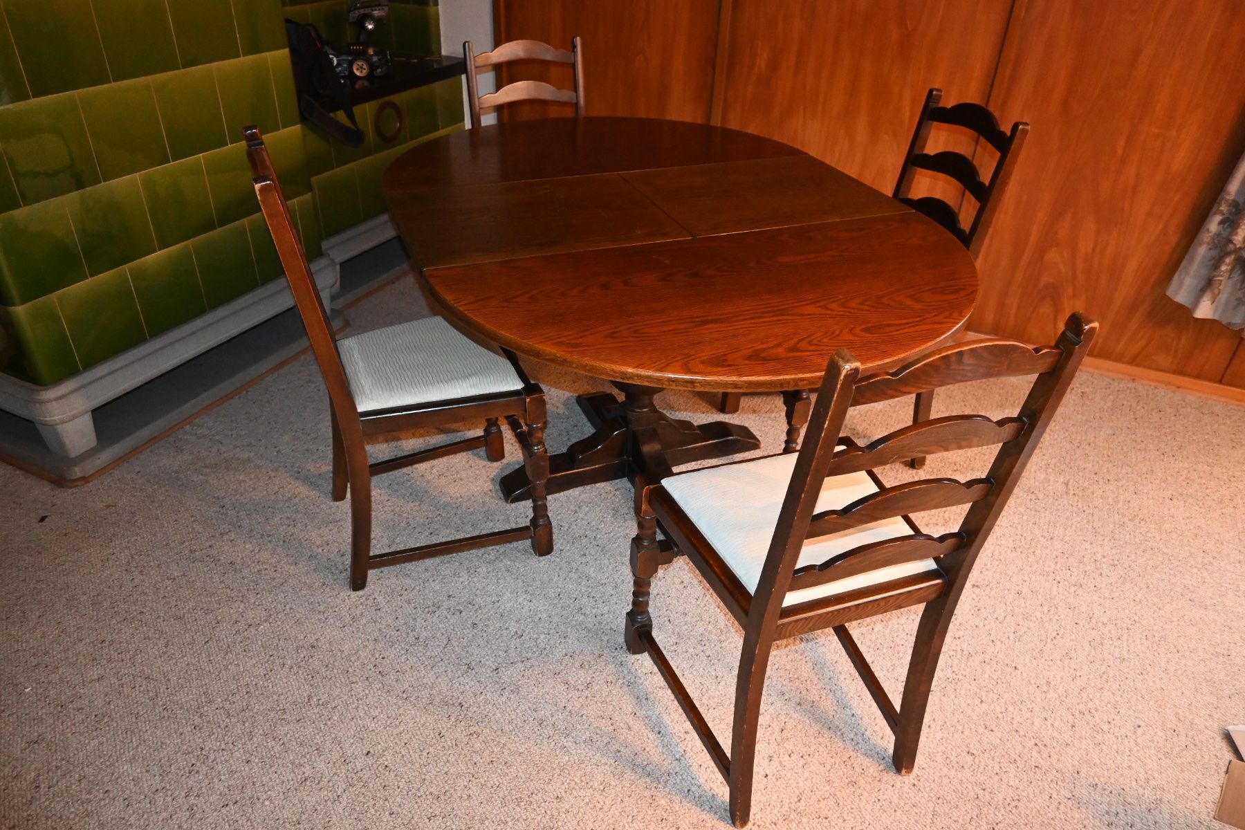 Set di tavolo e panche: Alter (Antiker) Tisch mir 4 Stühlen – Usato da Hausen am Albis venduto da Racer_85 3