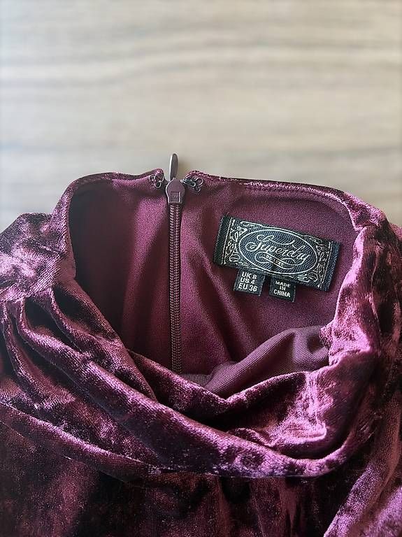 Superdry Kleider: Superdry Samtkleid mit Schlitz | Grösse 36 – Gebraucht aus Thundorf von paglialongamaria 2