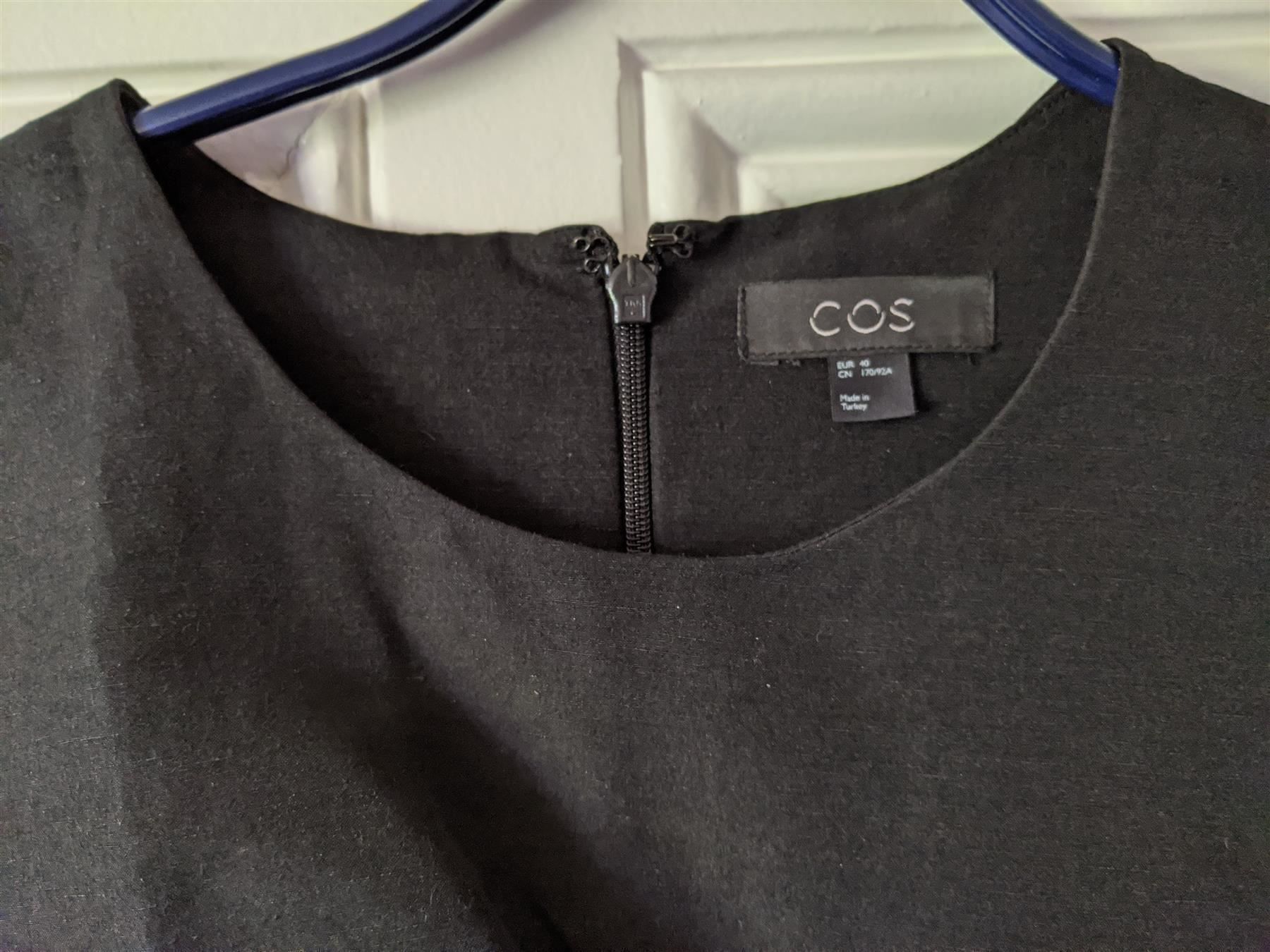 Cos Kleider: COS : Elégante robe noire drapée 70% lin 40-42 – Neu (gemäss Beschreibung) aus Petit-Lancy von lilycerise 2