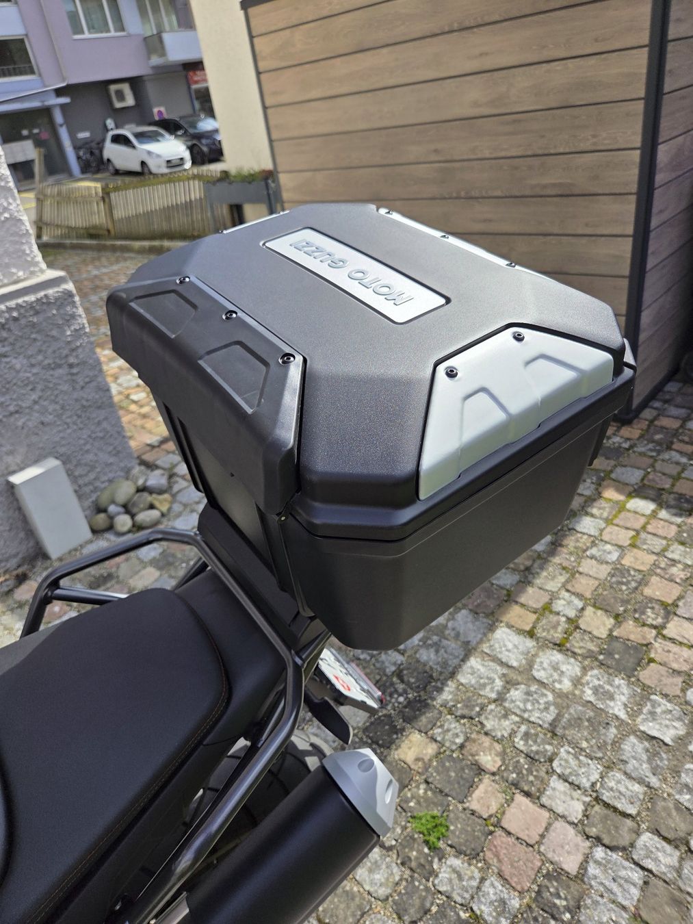 Moto Guzzi Topcase: Moto Guzzi V85 TT Topcase Urban 40L inkl Träger – Gebraucht aus Wettingen von Allmilchigsinn 3