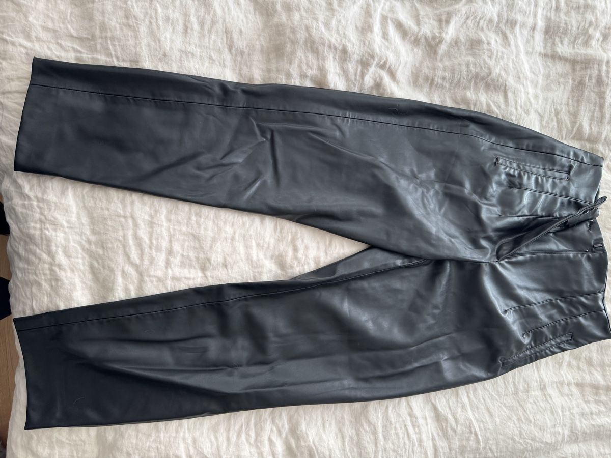 Zara Pantaloni: Leder Optik Hose Zara, Gr. M – Usato da Rümlang venduto da selina_koenig
