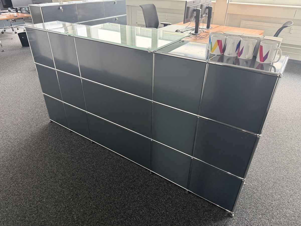 Scaffali: USM Haller Empfang Theke, Sideboard Anthrazit – Usato da Zürich venduto da Zvijerka