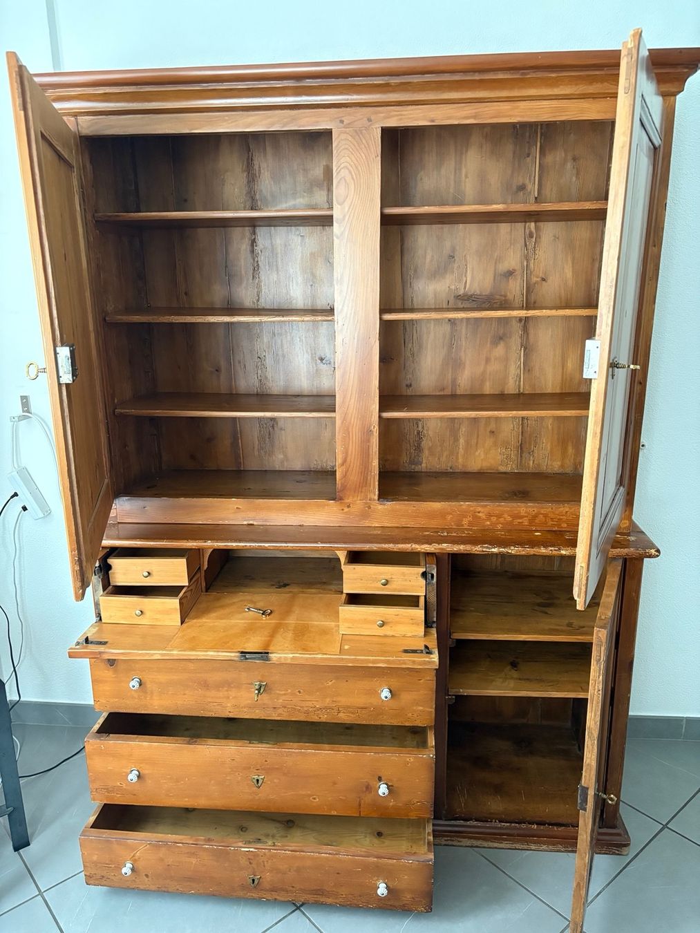 Büffets: Armoire buffet secrétaire – Gebraucht aus St-Légier-Chiésaz von evm_tvj5