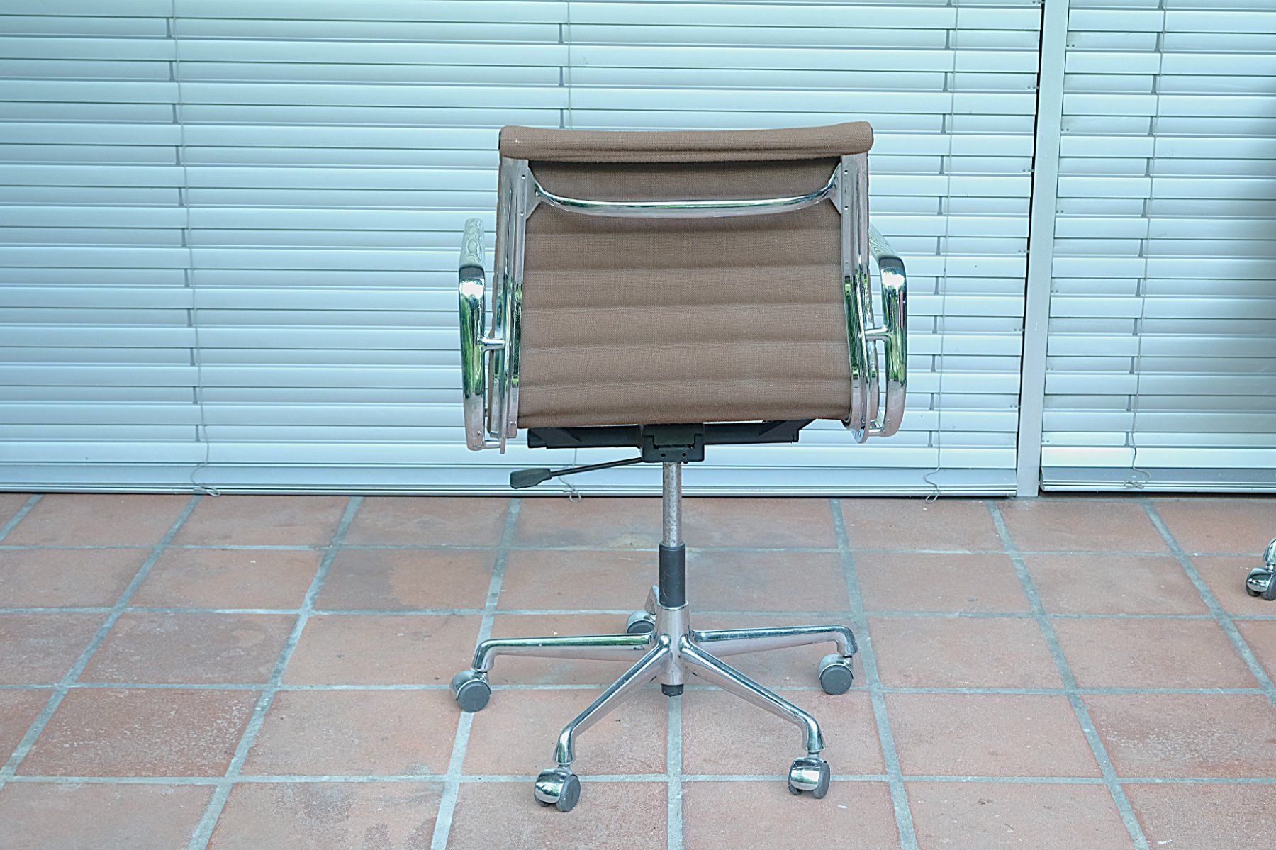 Eames Poltrone: Vitra Eames Aluminium Office Chair EA 117 – Difettoso da Bern venduto da secondchoice 2