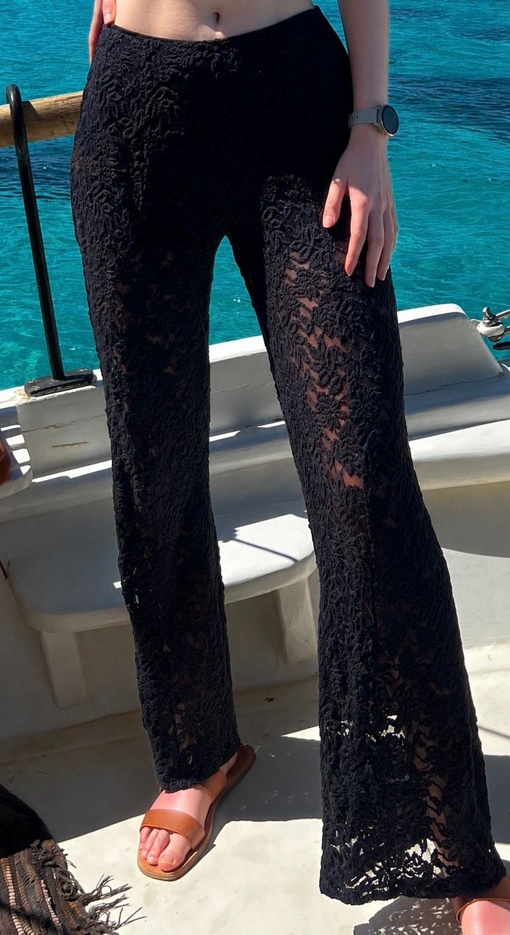 Rosemunde Pantaloni: Schwarze Schlaghose mit Blumenmuster Groesse M neuwertig – Usato da Glattbrugg venduto da ilv_99pt